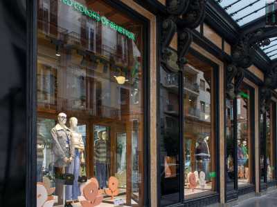 ...� contraddistinto al piano strada da ampie vetrate espositive che da vent�anni ospitano per� i manichini e il verde logo Benetton. Perch� nel 2001 l�atelier dei Mincuzzi ha lasciato il posto alla multinazionale veneta, il cui contratto di affitto scade nel 2028